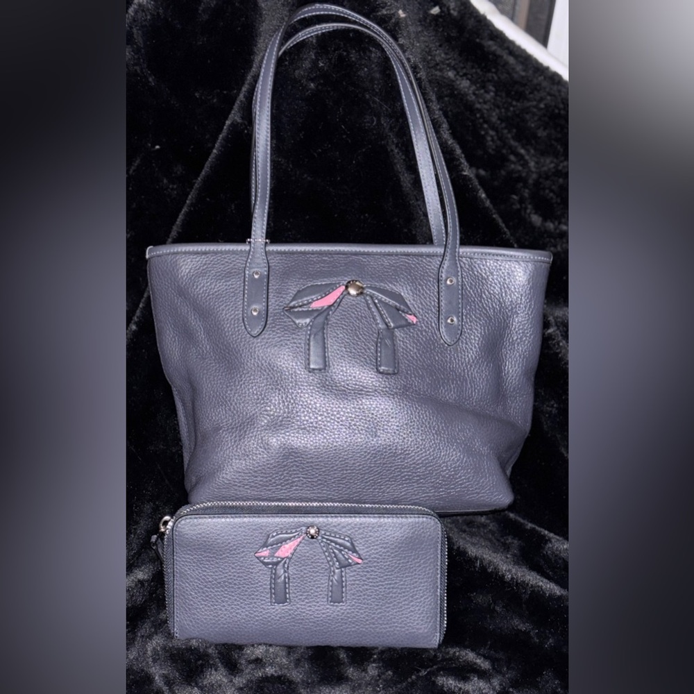 Coach *Rare* Navy Pebbled Leather Bow Appliqué Gallery Tote And Wallet